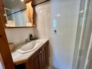 une salle de bain avec lavabo et douche dans l'établissement Superbe appartement 48m² avec terrasse, centre village, parking, proche ski-bus, non-fumeur - FR-1-624-46, à Samoëns 11 autres photos
