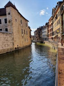 Udsigt til en flod der løber i nærheden af lejligheden + 8 billeder