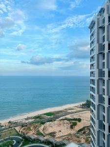 a view of the beach from a building at M1921 Apec Mandala Cham Bay Condotel Mũi Né in Ấp Thiẹn Ái