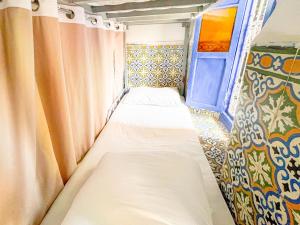 Voodi või voodid majutusasutuse Sun Hostel toas