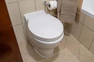Ein Badezimmer in der Unterkunft Prime Studio in Jumeirah Bay X1 in JLT - Sleeps 2