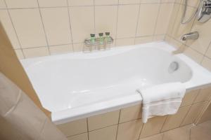 Ein Badezimmer in der Unterkunft Prime Studio in Jumeirah Bay X1 in JLT - Sleeps 2