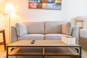 Ein Sitzbereich in der Unterkunft Prime Studio in Jumeirah Bay X1 in JLT - Sleeps 2
