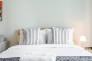 Ein Bett oder Betten in einem Zimmer der Unterkunft Prime Studio in Jumeirah Bay X1 in JLT - Sleeps 2