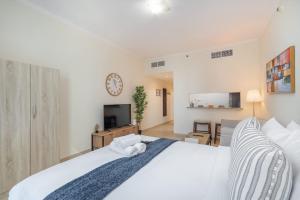Ein Bett oder Betten in einem Zimmer der Unterkunft Prime Studio in Jumeirah Bay X1 in JLT - Sleeps 2