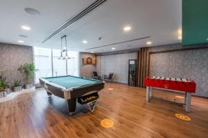 Ein Billardtisch in der Unterkunft Prime Studio in Jumeirah Bay X1 in JLT - Sleeps 2