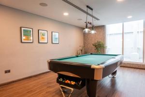 Ein Billardtisch in der Unterkunft Prime Studio in Jumeirah Bay X1 in JLT - Sleeps 2