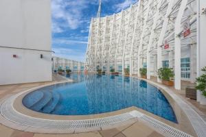 Der Swimmingpool an oder in der Nähe von Prime Studio in Jumeirah Bay X1 in JLT - Sleeps 2