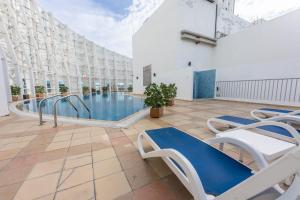 Der Swimmingpool an oder in der Nähe von Prime Studio in Jumeirah Bay X1 in JLT - Sleeps 2