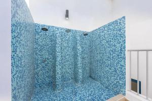 Ein Badezimmer in der Unterkunft Prime Studio in Jumeirah Bay X1 in JLT - Sleeps 2