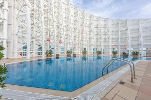 Der Swimmingpool an oder in der Nähe von Prime Studio in Jumeirah Bay X1 in JLT - Sleeps 2