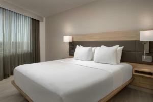 Postel nebo postele na pokoji v ubytování AC Hotel by Marriott Portland Lake Oswego