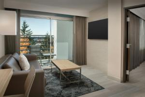 TV a/nebo společenská místnost v ubytování AC Hotel by Marriott Portland Lake Oswego