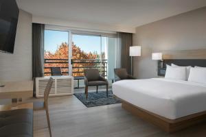 Postel nebo postele na pokoji v ubytování AC Hotel by Marriott Portland Lake Oswego