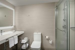 Koupelna v ubytování AC Hotel by Marriott Portland Lake Oswego