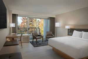 Postel nebo postele na pokoji v ubytování AC Hotel by Marriott Portland Lake Oswego