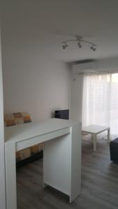 a white desk in a room with a bed at Studio calme près d’Aubagne in La Penne-sur-Huveaune