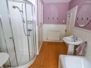 Koupelna v ubytování Ty Clyd + 40 fotografií