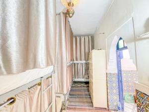 Voodi või voodid majutusasutuse Sun Hostel toas