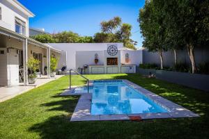 ein Swimmingpool im Hof eines Hauses in der Unterkunft C'estÇa Cottage Modern Luxurious Sounds of the Sea in Hermanus