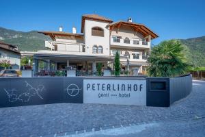 Nespecifikovaný výhled na hory nebo výhled na hory při pohledu z hotelu