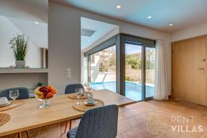 Bazén v ubytování RVG Luxury Houses with private pools in Porto Heli nebo v jeho okolí