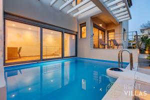 Bazén v ubytování RVG Luxury Houses with private pools in Porto Heli nebo v jeho okolí
