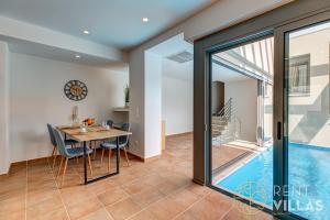 Bazén v ubytování RVG Luxury Houses with private pools in Porto Heli nebo v jeho okolí