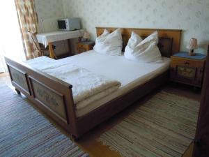 Letto o letti in una camera di Gästehaus Jedinger