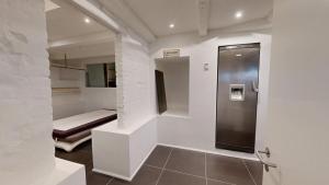 a room with a hallway with a walk in shower at Nimastay - Central Aalborg Haven in Aalborg