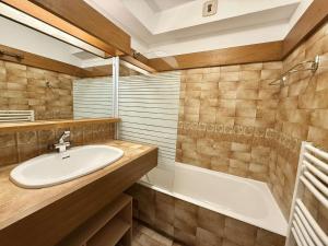 a bathroom with a sink and a bath tub at Appartement 2 pièces cabine avec balcon, proche village et pistes - Praz Sur Arly - 5 pers. - FR-1-603-101 in Praz-sur-Arly +8 photos
