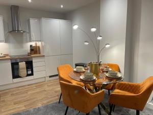 Η κουζίνα ή μικρή κουζίνα στο NOVA SUITE - Luxury, Stylish & fully furnished 2 bed Apartment 7minutes drive from the beach Sleeps 4 to 5 +7 φωτογραφίες