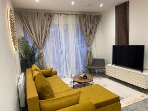 Μια τηλεόραση ή/και κέντρο ψυχαγωγίας στο NOVA SUITE - Luxury, Stylish & fully furnished 2 bed Apartment 7minutes drive from the beach Sleeps 4 to 5
