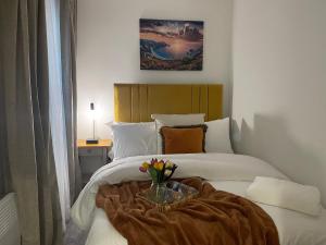 Ένα ή περισσότερα κρεβάτια σε δωμάτιο στο NOVA SUITE - Luxury, Stylish & fully furnished 2 bed Apartment 7minutes drive from the beach Sleeps 4 to 5