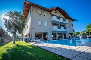 Bazén v ubytování Garni Hotel Peterlinhof nebo v jeho okolí