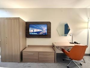 TV a/nebo společenská místnost v ubytování Holiday Inn Express Kenedy by IHG