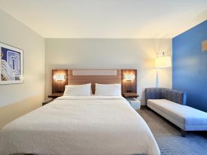 Postel nebo postele na pokoji v ubytování Holiday Inn Express Kenedy by IHG + 27 fotografií
