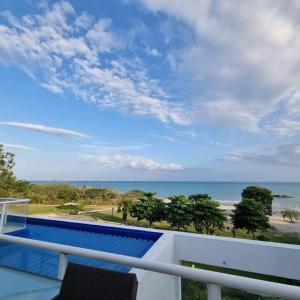 リオ・アトにあるVillas Playa Blanca Terraza con Vista al Marの家のバルコニーから見える海の景色