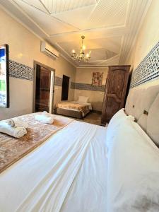 A bed or beds in a room at Riad Rime Garden Marrakech