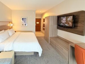 TV a/nebo společenská místnost v ubytování Holiday Inn Express Kenedy by IHG