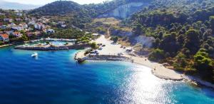 an aerial view of a beach with a resort at Apartment Tea 2 in Okrug Donji