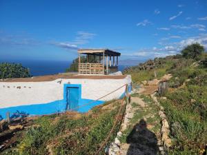 a building on a hill with the ocean in the background at Casa de campo in Al Hoceïma