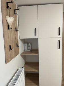 バンスカー・シュチャヴニツァにあるApartmán pod Kalváriou II - rodinný domの部屋にあるハートのついた白いキャビネット