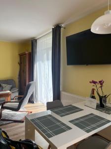 Μια τηλεόραση ή/και κέντρο ψυχαγωγίας στο Apartament Salamandra Uno