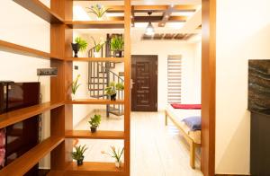 AnachalにあるGarden of Eden-Thottam Munnar-Hiking and campingの鉢植えの階段付きの部屋