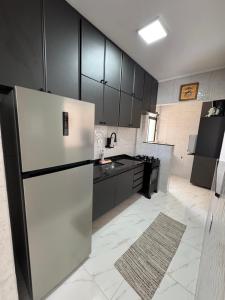 Η κουζίνα ή μικρή κουζίνα στο Apartamento Guarujá Astúrias