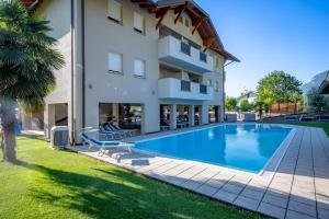 Bazén v ubytování Garni Hotel Peterlinhof nebo v jeho okolí
