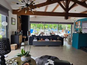 Restoran atau tempat lain untuk makan di La Parenthèse du Las, Maison d'hôtes avec Piscine et Spa