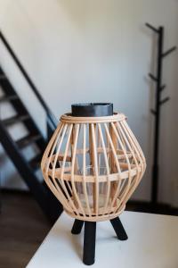 a vase sitting on top of a table at Appartement de Schaapskooi in Heinkensand