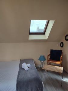 sypialnia z łóżkiem, krzesłem i oknem w obiekcie L'essentiel - Appart. Charming in Tours w Tours